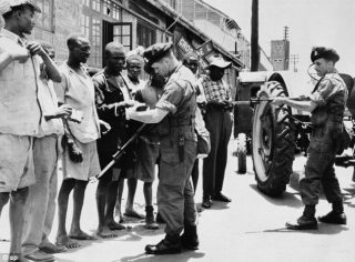 Uomini della Royal Inniskilling Fusiliers verifica l'identità degli africani durante un raid a Nairobi nel 1952